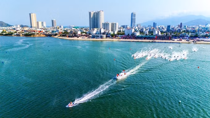 Để cổ vũ tinh thần thể thao và tinh thần hợp tác quốc tế trong giải đua, tỉnh Bình Định đã tổ chức tàu cảnh sát biển mang cờ Việt Nam và cờ ban tổ chức giải đua để diễu hành trước khi các tay đua tranh cúp vô địch vào chiều 24-3