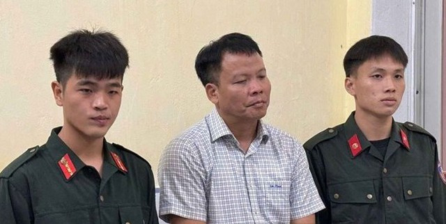 Tổng Biên tập Tạp chí Môi trường và Đô thị Đồng Xuân Thụ (ở giữa). Tổng Biên tập Tạp chí Môi trường và Đô thị Đồng Xuân Thụ (ở giữa).