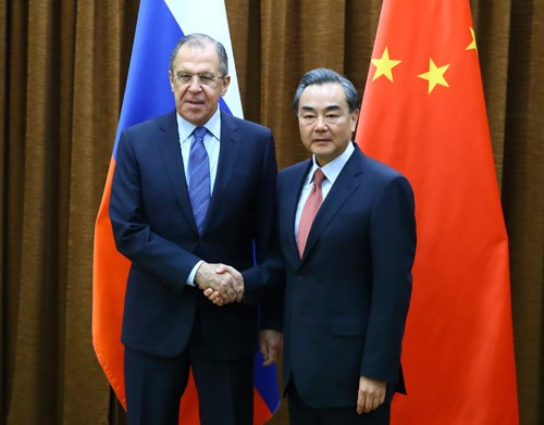 Ngoại trưởng Nga Sergey Lavrov (trái) và người đồng cấp Trung Quốc Vương Nghị trong một cuộc gặp. (Nguồn: Đại sứ quán Trung Quốc tại Philippines)