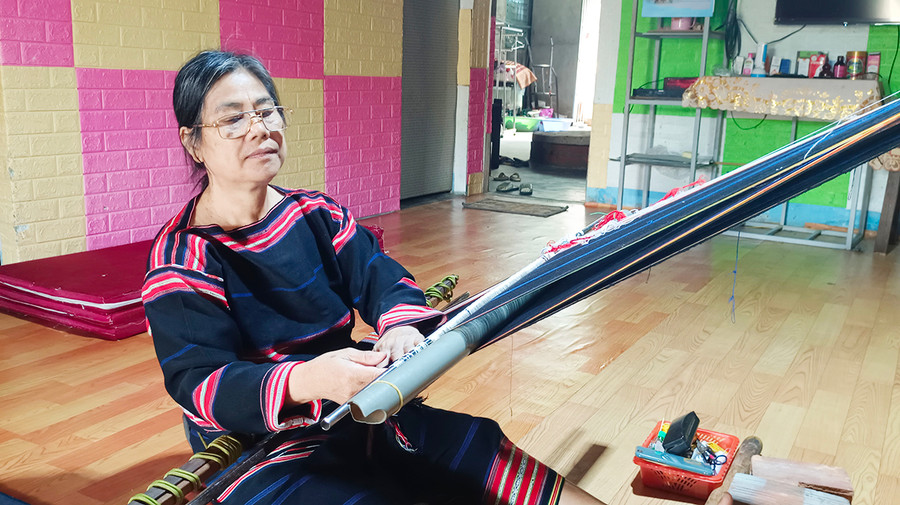Bà Kpă H’Lót cho biết, tất cả áo váy truyền thống của con cháu trong nhà đều do bà dệt Ảnh: KSOR H'YUÊN Bà Kpă H’Lót cho biết, tất cả áo váy truyền thống của con cháu trong nhà đều do bà dệt Ảnh: KSOR H'YUÊN