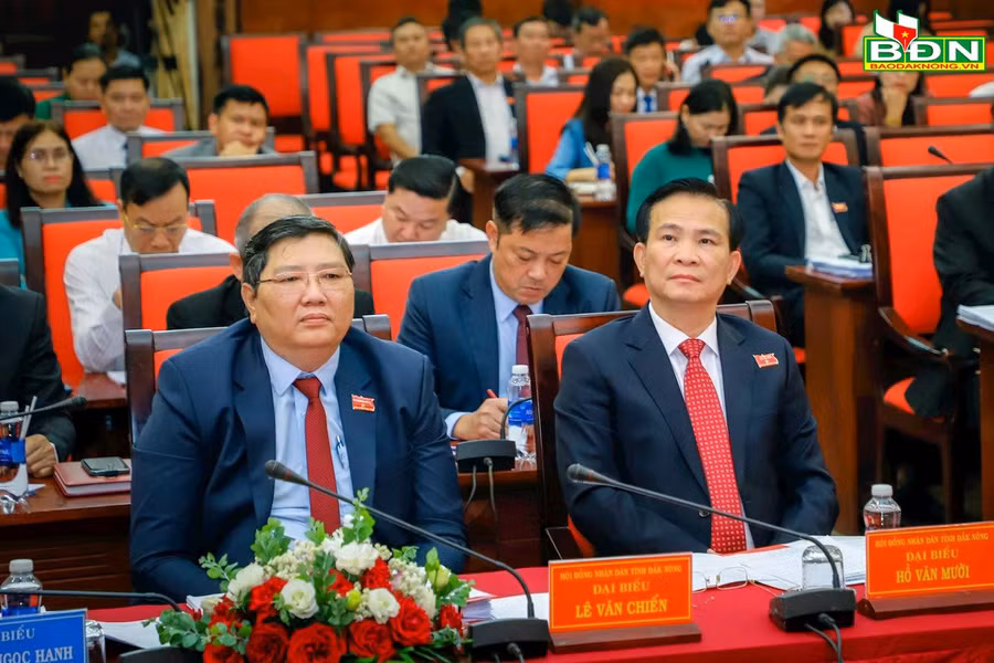 Phó Bí thư Tỉnh ủy, Chủ tịch UBND tỉnh Đắk Nông Hồ Văn Mười và các đại biểu HĐND tỉnh tham dự Kỳ họp