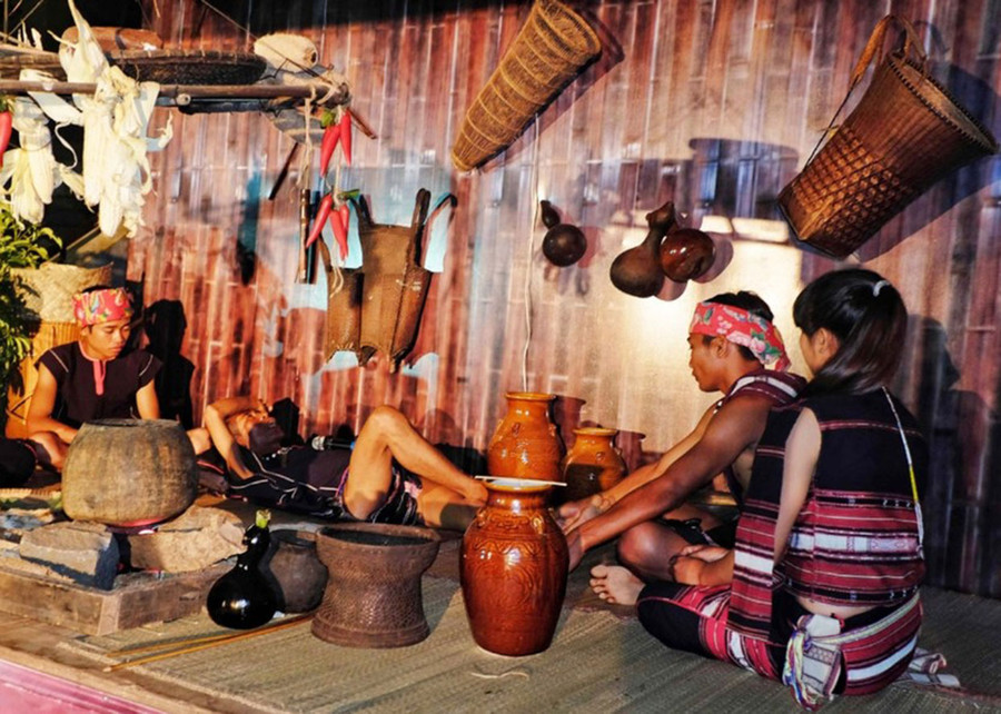 Tái hiện không gian hát kể sử thi của người Bahnar. Ảnh minh họa: Hoàng Ngọc Tái hiện không gian hát kể sử thi của người Bahnar. Ảnh minh họa: Hoàng Ngọc