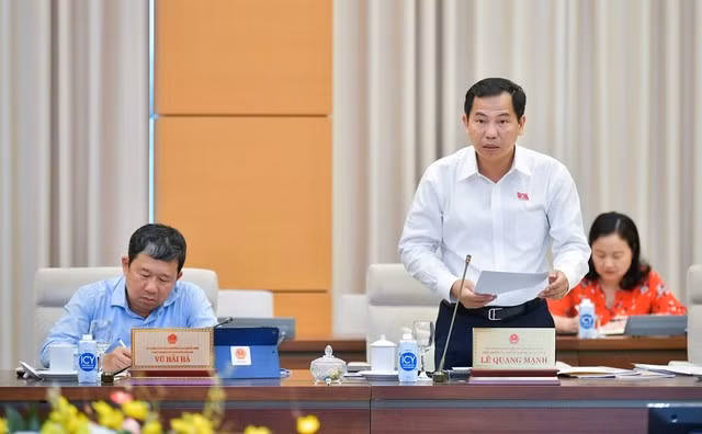 Chủ nhiệm Ủy ban Tài chính - Ngân sách của Quốc hội Lê Quang Mạnh trình bày báo cáo thẩm tra. Ảnh: Quochoi.vn