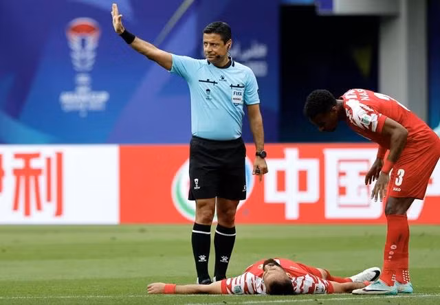 Trọng tài Alireza Faghani bị dọa giết và bị tiết lộ thông tin cá nhân. Ảnh: AFP