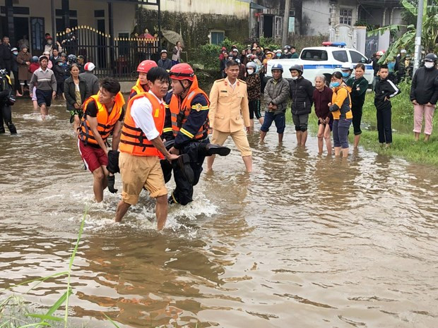 Lực lượng chức năng tìm thấy thi thể ông D. sau gần 2 giờ tìm kiếm. (Nguồn: Báo Thừa Thiên-Huế)
