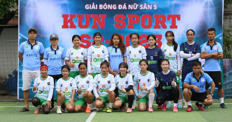 Chị Su Bi (hàng đứng, thứ 5 từ trái sang) tài trợ cho đội bóng đá nữ Link Coffee thi đấu tại TP. Hồ Chí Minh. Ảnh: Anh Dũng