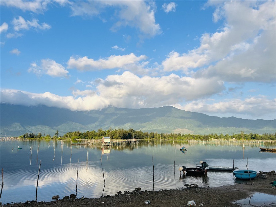 Sáng sớm, người dân dậy đi thể dục quanh đầm Lập An rất đông. Có rất nhiều ngư dân đã thả lưới, giăng câu để đánh bắt cho kịp buổi chợ sớm.