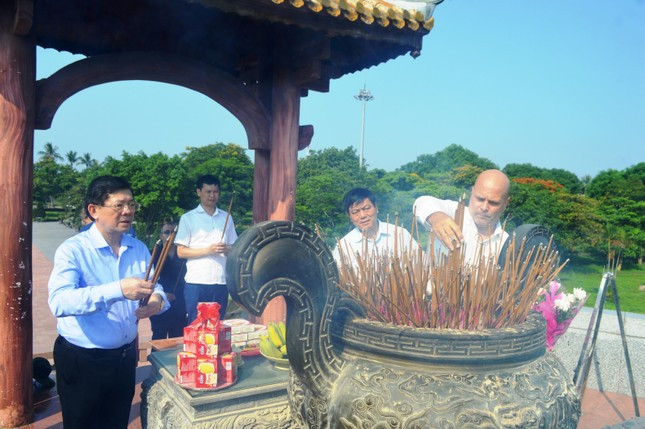 Chủ tịch Ủy ban Bảo vệ Cách mạng Cuba Gerardo Hernandez Nordelo (ngoài cùng, bên phải) thắp hương tại Đài tưởng niệm Khu di tích quốc gia đặc biệt Thành Cổ Quảng Trị ngày 19/5/2023 Chủ tịch Ủy ban Bảo vệ Cách mạng Cuba Gerardo Hernandez Nordelo (ngoài cùng, bên phải) thắp hương tại Đài tưởng niệm Khu di tích quốc gia đặc biệt Thành Cổ Quảng Trị ngày 19/5/2023