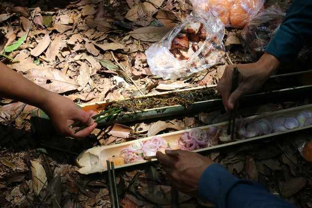 Giải cứu từ tay thợ săn, chú khỉ cụt chân được tái thả về rừng Tà Đùng - Ảnh 9. Bữa ăn với rau rừng nấu trong ống lồ ô. Ảnh: Xuân Lâm