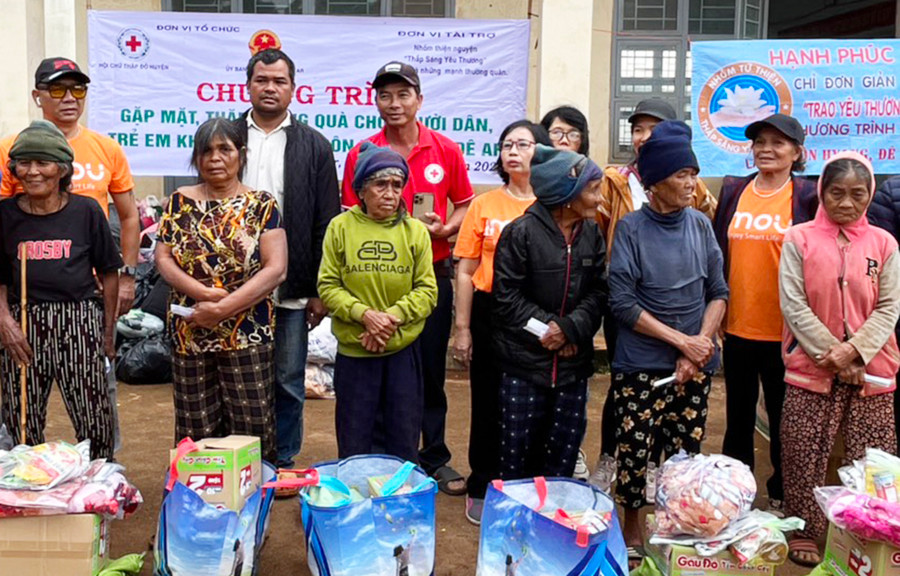 Đoàn công tác tặng quà cho người dân làng Đôn Hyang, xã Đê Ar, huyện Mang Yang. Ảnh: Hồng Ngọc Đoàn công tác tặng quà cho người dân làng Đôn Hyang, xã Đê Ar, huyện Mang Yang. Ảnh: Hồng Ngọc