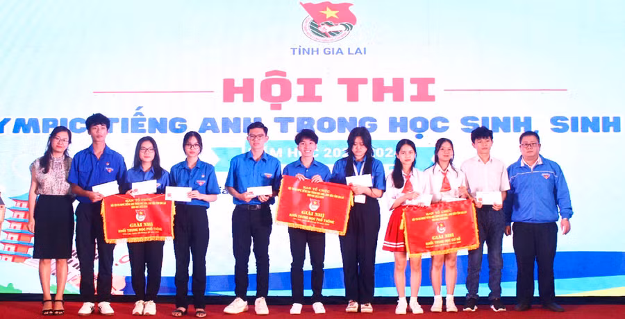 Ban tổ chức trao giải nhì cho các đội thi. Ảnh: P.L
