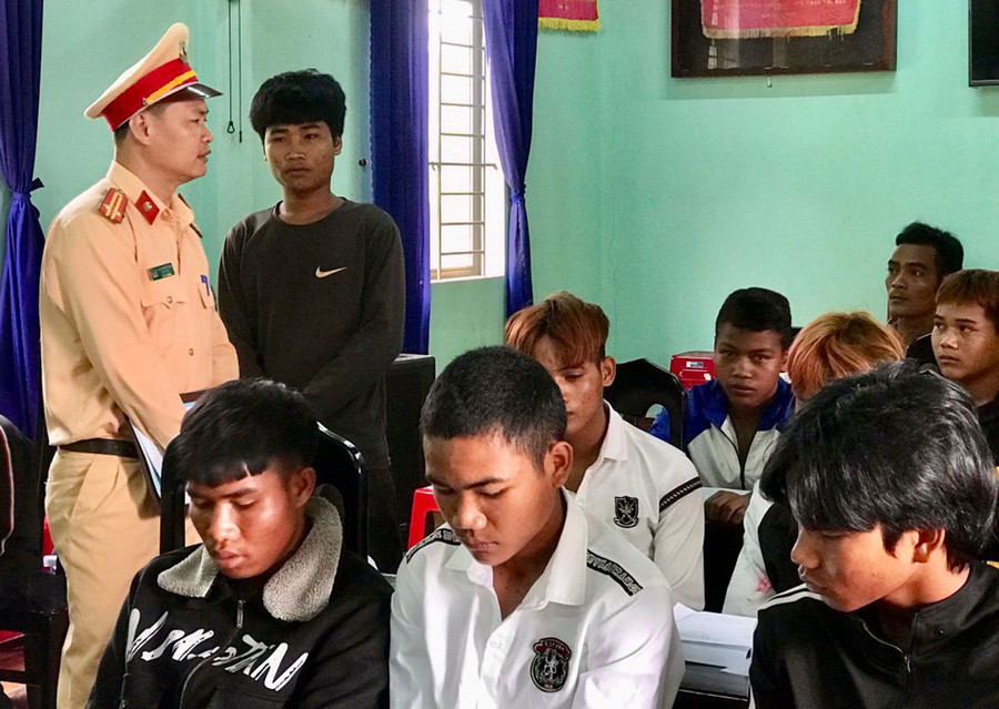 Cán bộ Công an huyện Chư Sê tuyên truyền Luật Giao thông đường bộ cho thanh niên người dân tộc thiểu số. Ảnh: T.T
