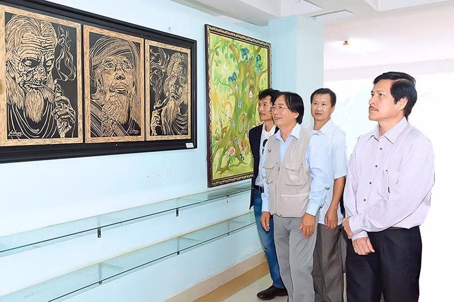 Triển lãm mỹ thuật là một trong những hoạt động được Hội Văn học Nghệ thuật tỉnh tổ chức nhằm phát huy sự sáng tạo của hội viên. Ảnh: Đức Thụy