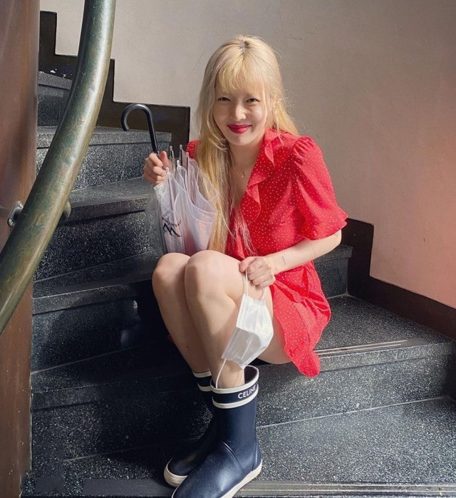 Cô nàng Hyuna với khuôn mặt mộc tự nhiên chỉ dùng một chút son đỏ trông thật tươi trẻ với mái tóc màu vàng Cô nàng Hyuna với khuôn mặt mộc tự nhiên chỉ dùng một chút son đỏ trông thật tươi trẻ với mái tóc màu vàng