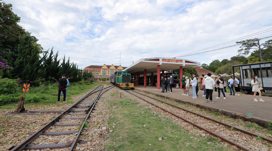 Tuyến tàu Đà Lạt - Trại Mát dài 7 km, đông đúc du khách tham quan, trải nghiệm. Ảnh: Chính Thành