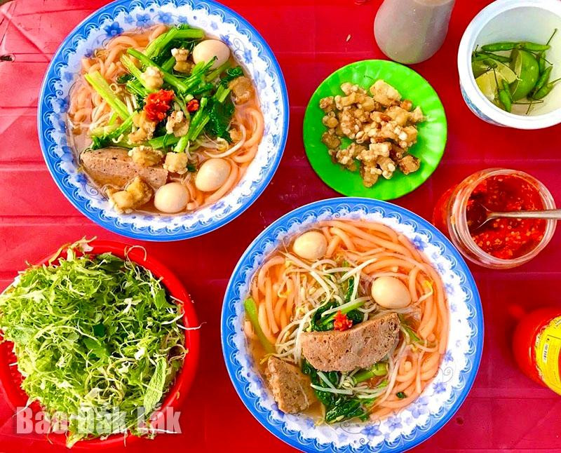 Món bún đỏ với đỏ màu đặc trưng hấp dẫn thực khách.