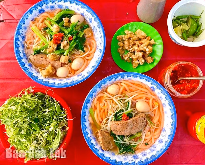 Món bún đỏ với đỏ màu đặc trưng hấp dẫn thực khách.