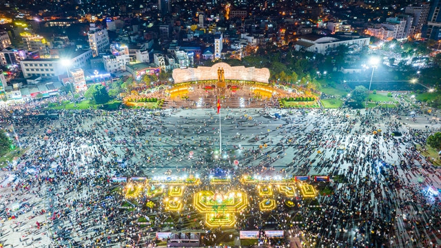 Quảng trường Nguyễn Tất Thành ở TP.Quy Nhơn (Bình Định) Quảng trường Nguyễn Tất Thành ở TP.Quy Nhơn (Bình Định)