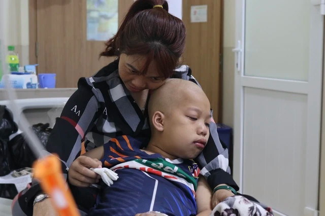 Chị Vi không có ý định bỏ cuộc trong cuộc chiến gian nan giành sự sống cho con trai. Ảnh: Uyển Nhi Chị Vi không có ý định bỏ cuộc trong cuộc chiến gian nan giành sự sống cho con trai. Ảnh: Uyển Nhi