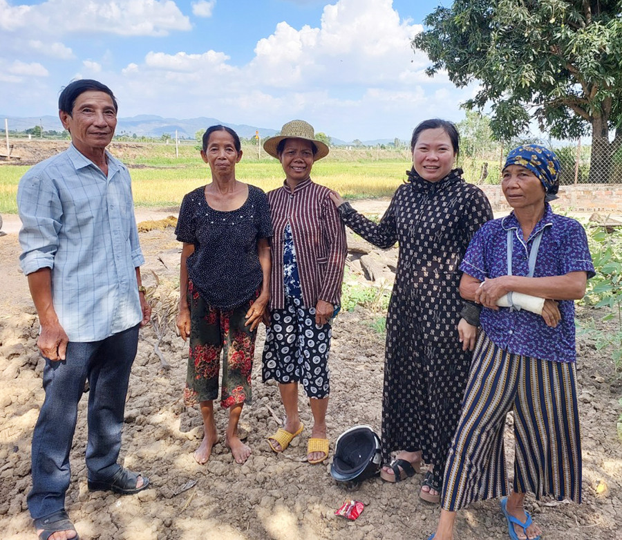 Bà Nguyễn Thị Hiệp (thứ 2 từ phải sang, công chức Văn hóa-Xã hội phường Cheo Reo) tuyên truyền, vận động người dân chăm chỉ làm ăn để vươn lên thoát nghèo. Ảnh: Nguyễn Diệp Bà Nguyễn Thị Hiệp (thứ 2 từ phải sang, công chức Văn hóa-Xã hội phường Cheo Reo) tuyên truyền, vận động người dân chăm chỉ làm ăn để vươn lên thoát nghèo. Ảnh: Nguyễn Diệp