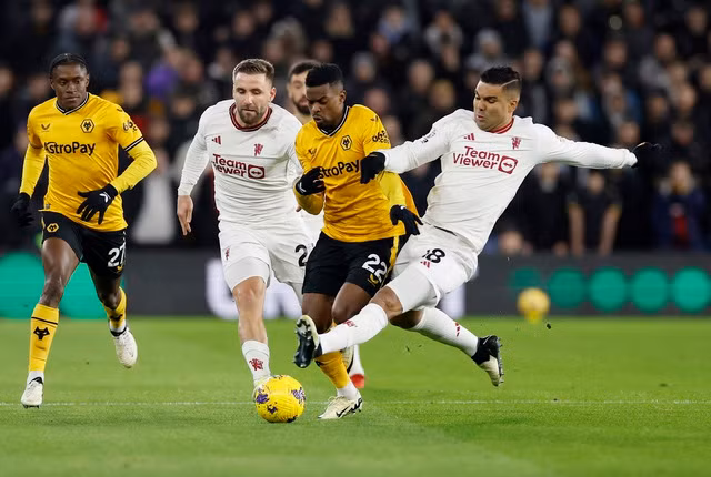 Casemiro quá xui rủi trong ngày tái xuất