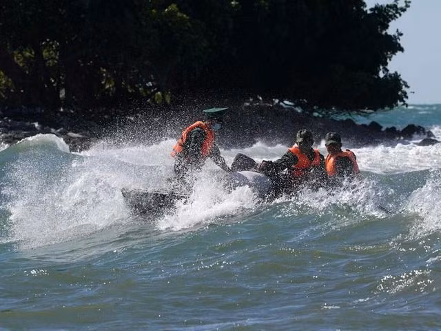 Bộ đội Đồn biên phòng Tiên Hải di chuyển từ tàu cá vào đảo Đồi Mồi trên bè xốp tự tạo. Ảnh: ĐỘC LẬP Bộ đội Đồn biên phòng Tiên Hải di chuyển từ tàu cá vào đảo Đồi Mồi trên bè xốp tự tạo. Ảnh: ĐỘC LẬP