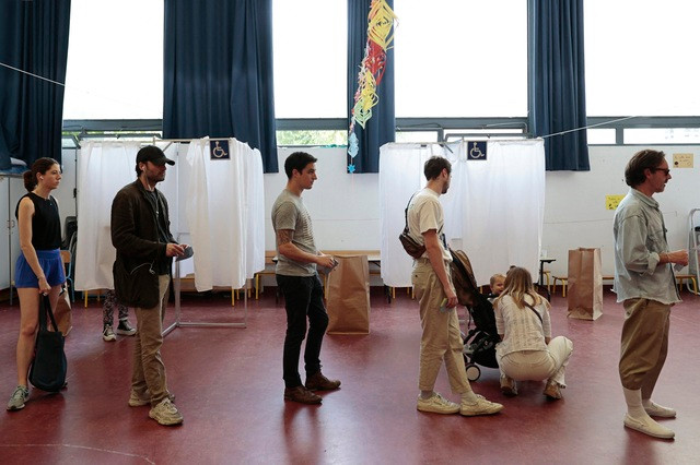 Cử tri tại thủ đô Paris - Pháp, trong cuộc bỏ phiếu vòng một ngày 30-6 vừa qua. Ảnh: Reuters