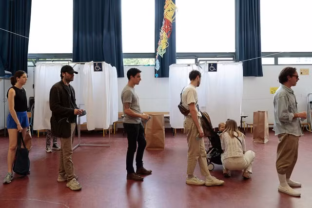 Cử tri tại thủ đô Paris - Pháp, trong cuộc bỏ phiếu vòng một ngày 30-6 vừa qua. Ảnh: Reuters