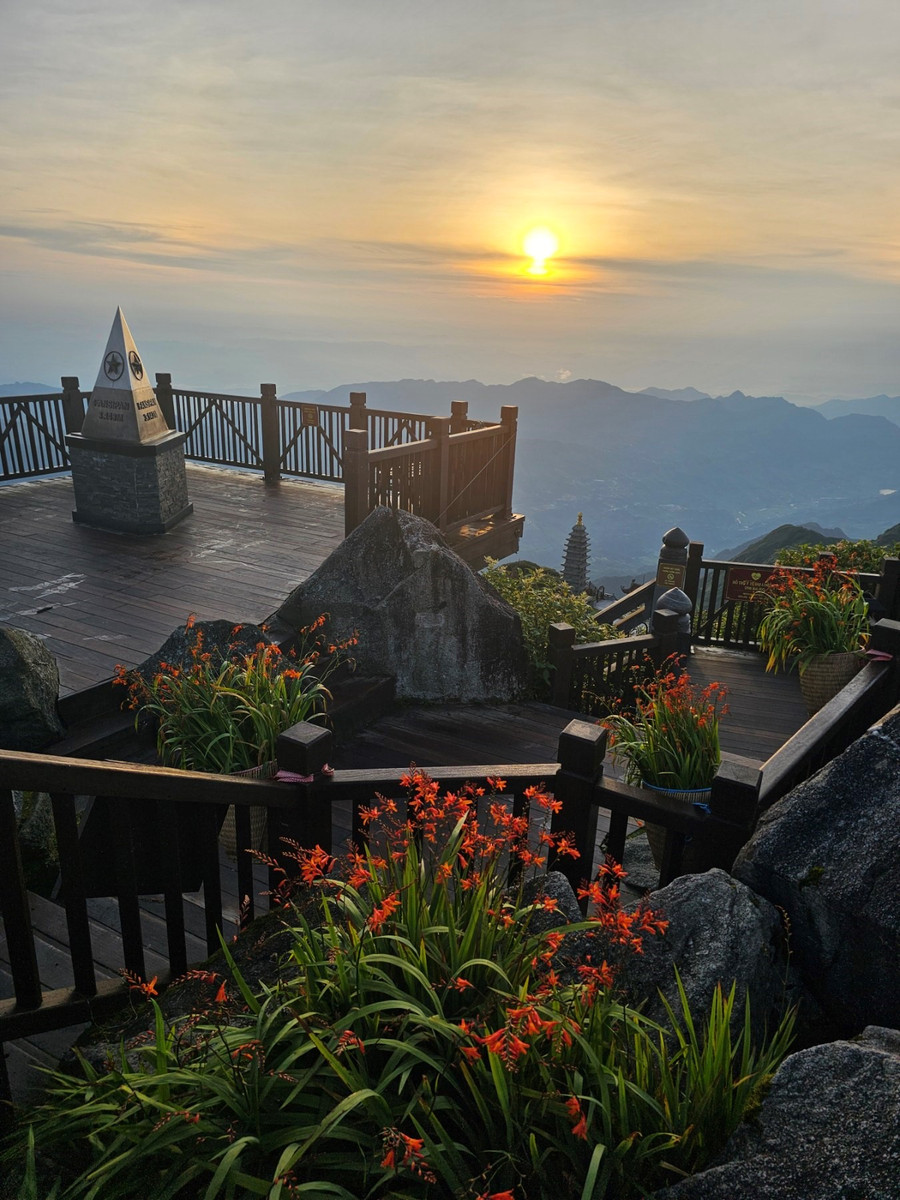 Đón bình minh trên nóc nhà Đông Dương Đón bình minh trên nóc nhà Đông Dương