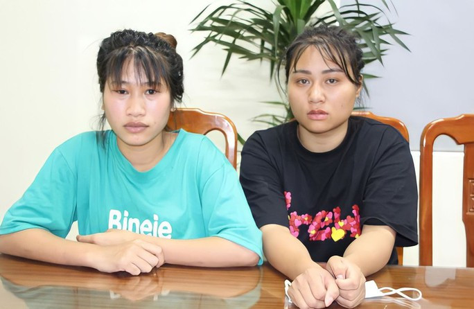 Đưa 2 cháu gái sang sang Trung Quốc bán, nữ công nhân 19 tuổi bị bắt - Ảnh 1. Ven Thị Hoài (bên trái) cùng Cụt Thị Ngọc tại cơ quan công an. Ảnh: Công an cung cấp