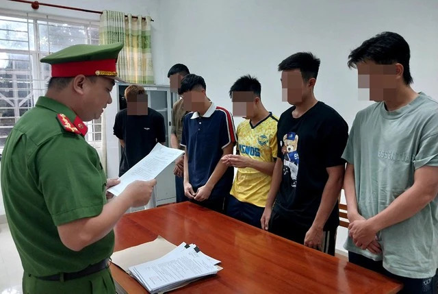6 cầu thủ CLB Bà Rịa-Vũng Tàu nghe đọc lệnh bắt giữ. Ảnh:CTV 6 cầu thủ CLB Bà Rịa-Vũng Tàu nghe đọc lệnh bắt giữ. Ảnh:CTV