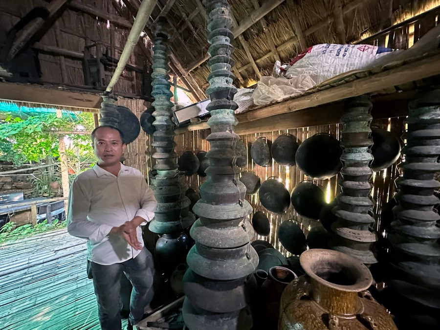 Anh Nguyễn Minh Nghiệp lưu giữ, giới nhiệu đàn đá, cùng nhiều hiện vật văn hoá Phú Yên. Ảnh: Như Ý Anh Nguyễn Minh Nghiệp lưu giữ, giới nhiệu đàn đá, cùng nhiều hiện vật văn hoá Phú Yên. Ảnh: Như Ý