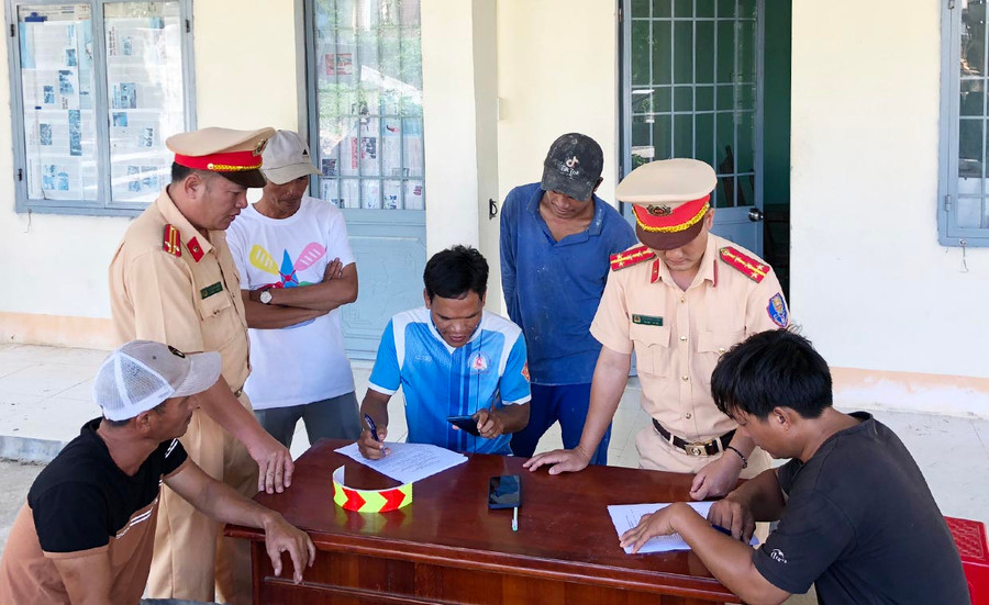Người dân xã Ya Hội ký cam kết chấp hành các quy định của pháp luật khi tham gia giao thông. Ảnh: T.D Người dân xã Ya Hội ký cam kết chấp hành các quy định của pháp luật khi tham gia giao thông. Ảnh: T.D