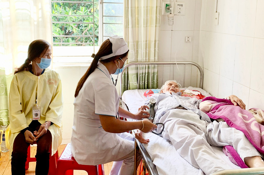 Cán bộ y tế Bệnh viện Đa khoa tỉnh chăm sóc bệnh nhân. Ảnh: N.N