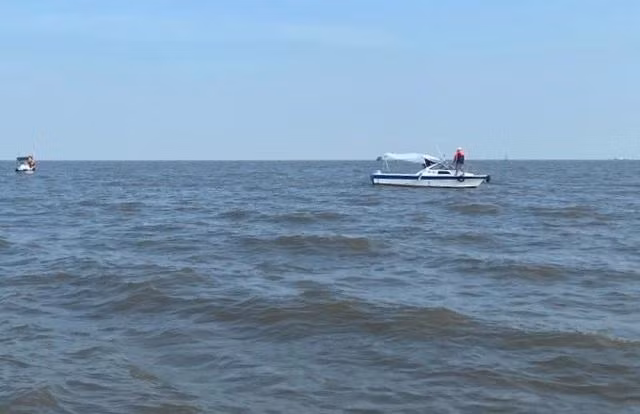 Lực lượng chức năng đang tìm kiếm nhân viên Đặng Duy Thành mất tích sau vụ ca nô va phải cọc đáy dẫn đến bị lật và chìm tại trên luồng Nam Triệu, cửa biển Hải Phòng. Ảnh C.T.V