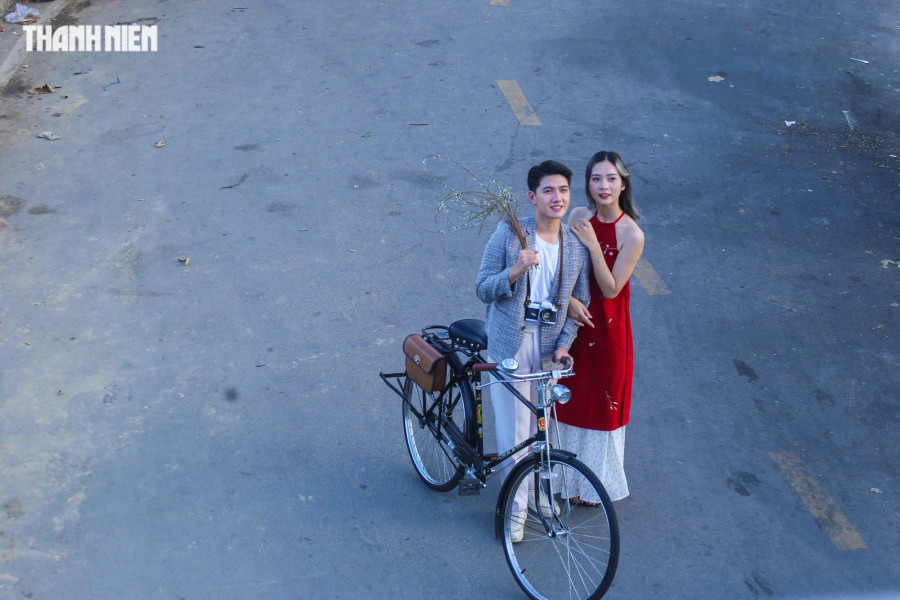 Một số cặp đôi đến chợ Đông Ba để ghi lại khoảnh khắc hạnh phúc. Ảnh: LÊ HOÀI NHÂN Một số cặp đôi đến chợ Đông Ba để ghi lại khoảnh khắc hạnh phúc. Ảnh: LÊ HOÀI NHÂN