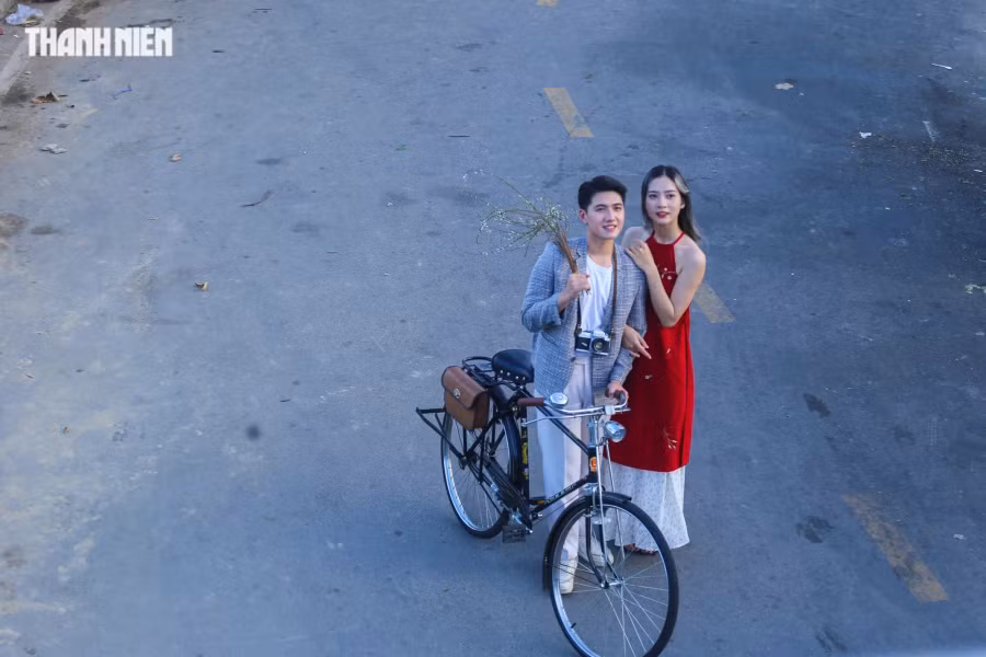 Một số cặp đôi đến chợ Đông Ba để ghi lại khoảnh khắc hạnh phúc. Ảnh: LÊ HOÀI NHÂN