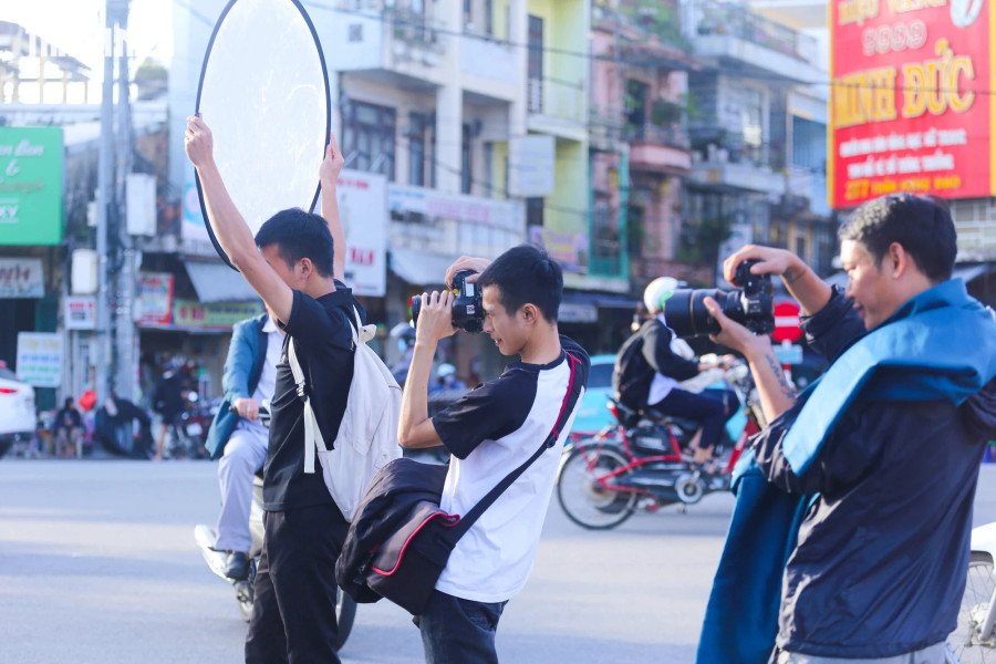 Nhiều tay máy đầu tư các thiết bị chụp ảnh chuyên dụng để phục vụ bạn trẻ. Ảnh: LÊ HOÀI NHÂN Nhiều tay máy đầu tư các thiết bị chụp ảnh chuyên dụng để phục vụ bạn trẻ. Ảnh: LÊ HOÀI NHÂN