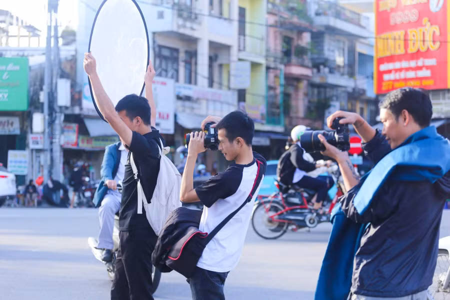 Nhiều tay máy đầu tư các thiết bị chụp ảnh chuyên dụng để phục vụ bạn trẻ. Ảnh: LÊ HOÀI NHÂN