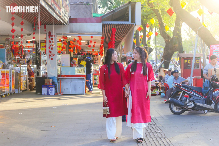 Bạn trẻ trong trang phục áo dài đến chợ Đông Ba để check-in. Ảnh: LÊ HOÀI NHÂN Bạn trẻ trong trang phục áo dài đến chợ Đông Ba để check-in. Ảnh: LÊ HOÀI NHÂN