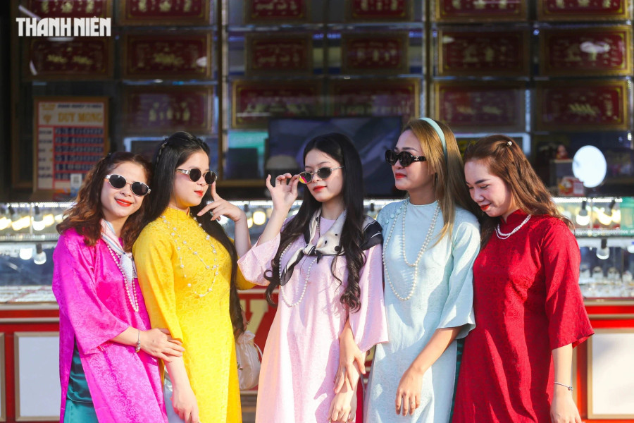 Lê Hoàng Lan Anh (ở giữa) cùng những người bạn tạo dáng vui nhộn trước chợ Đông Ba. Ảnh: LÊ HOÀI NHÂN Lê Hoàng Lan Anh (ở giữa) cùng những người bạn tạo dáng vui nhộn trước chợ Đông Ba. Ảnh: LÊ HOÀI NHÂN