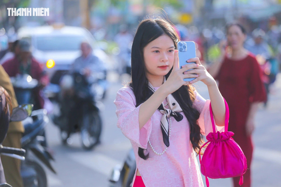 Lê Hoàng Lan Anh bày tỏ, bản thân rất thích nét bình dị và không khí nhộn nhịp ngày tết tại chợ Đông Ba. Ảnh: LÊ HOÀI NHÂN Lê Hoàng Lan Anh bày tỏ, bản thân rất thích nét bình dị và không khí nhộn nhịp ngày tết tại chợ Đông Ba. Ảnh: LÊ HOÀI NHÂN