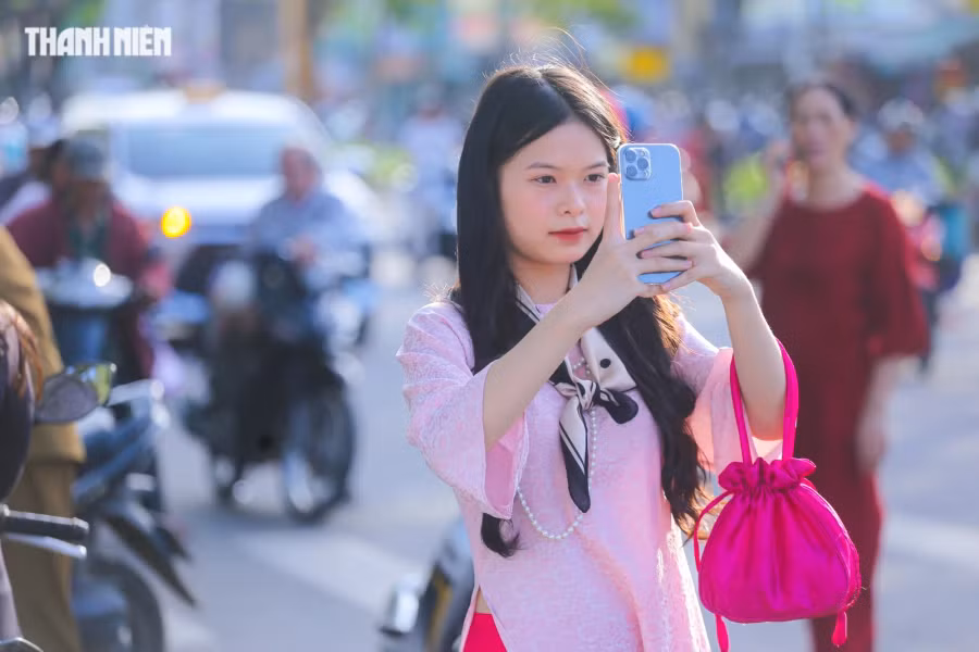 Lê Hoàng Lan Anh bày tỏ, bản thân rất thích nét bình dị và không khí nhộn nhịp ngày tết tại chợ Đông Ba. Ảnh: LÊ HOÀI NHÂN
