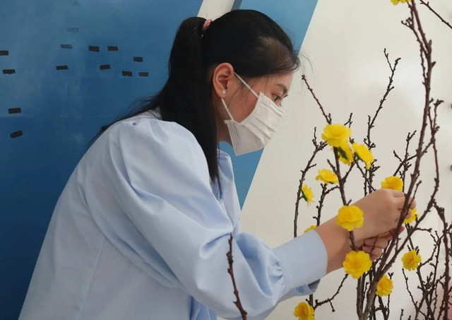 Người trẻ tự tay trang trí tết. Ảnh: TẤN ĐẠT Người trẻ tự tay trang trí tết. Ảnh: TẤN ĐẠT