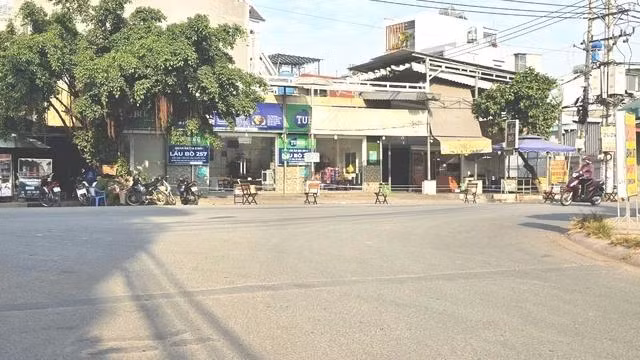 Hiện trường quanh vụ án mạng được phong tỏa.