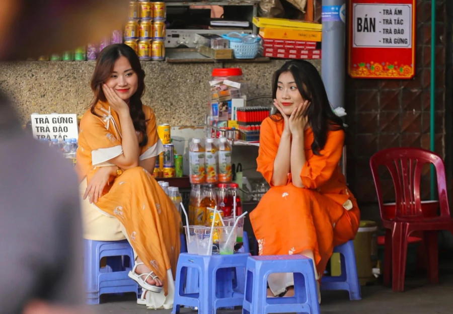 Những hàng nước phía trước chợ Đông Ba trở thành bối cảnh chụp ảnh xuân của các bạn trẻ. Ảnh: LÊ HOÀI NHÂN Những hàng nước phía trước chợ Đông Ba trở thành bối cảnh chụp ảnh xuân của các bạn trẻ. Ảnh: LÊ HOÀI NHÂN