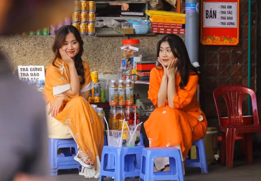 Những hàng nước phía trước chợ Đông Ba trở thành bối cảnh chụp ảnh xuân của các bạn trẻ. Ảnh: LÊ HOÀI NHÂN