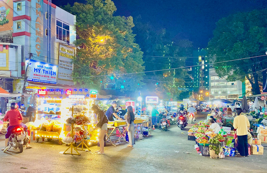 Một góc chợ đêm Pleiku. Ảnh: Hà Duy Một góc chợ đêm Pleiku. Ảnh: Hà Duy