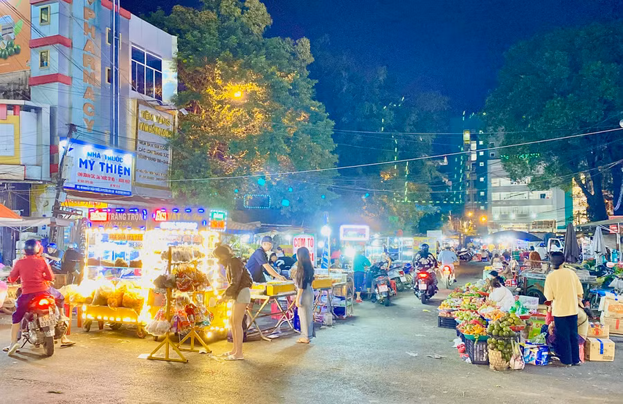 Một góc chợ đêm Pleiku. Ảnh: Hà Duy