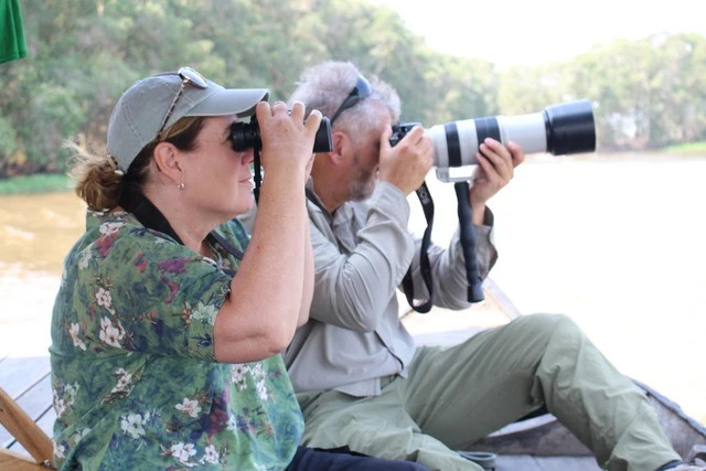 Đôi vợ chồng Nellke - Meiring Gouws phấn khích ngắm chim ở Vườn quốc gia Tràm Chim. Ảnh: Quang Viên